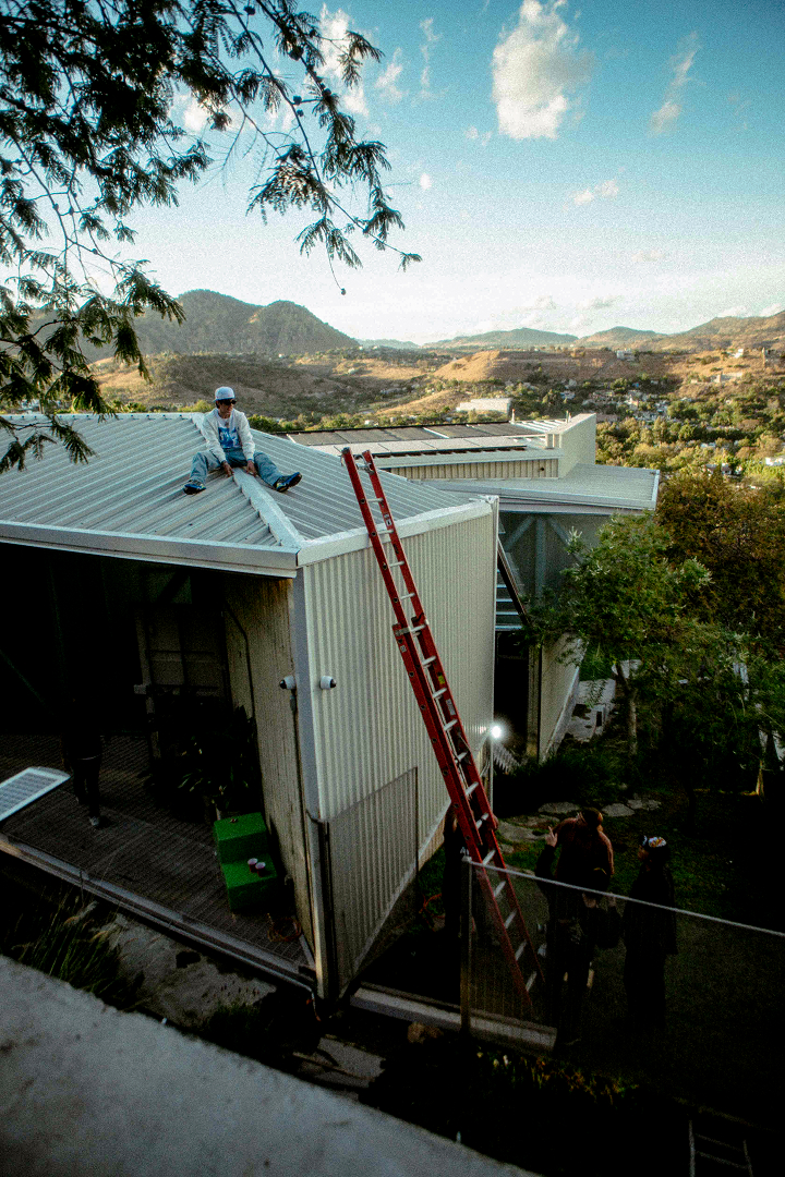 Equipo de filmacion grabando video musical