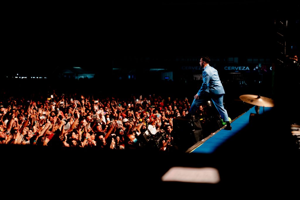 Escenario con artista y multitud