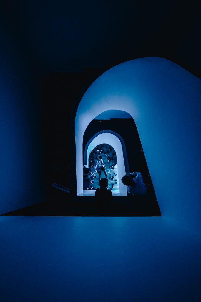 Equipo de filmacion grabando un video musical con un ambiente azul